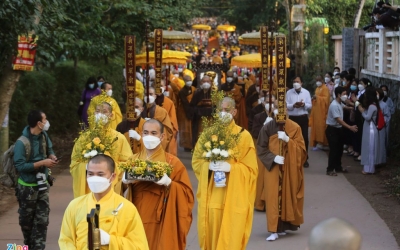 ZingNews.vn: Hàng nghìn người tiễn biệt thiền sư Thích Nhất Hạnh